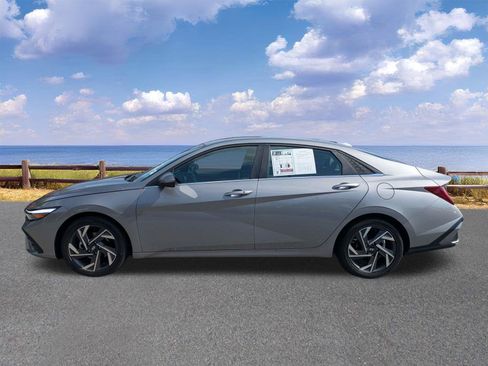 Used 2025 Hyundai Elantra SEL FWD image 5