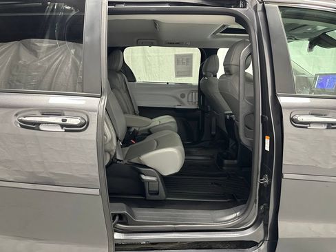 Used 2025 Toyota Sienna XLE w/ XLE Plus Package AWD/4WD image 57