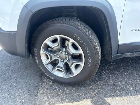 Used 2019 Jeep Cherokee Trailhawk AWD/4WD image 2
