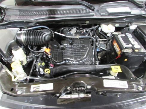 Used 2014 Chrysler Town & Country Touring image 40