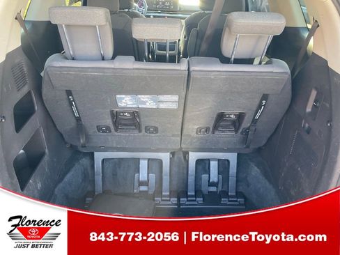 Used 2023 Kia Carnival LX FWD image 12