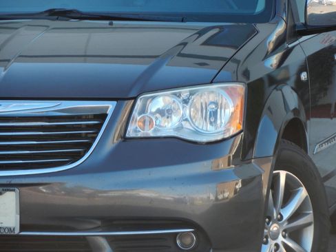 Used 2014 Chrysler Town & Country Touring-L FWD image 4