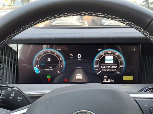 New 2025 Volkswagen Tiguan SE image 9