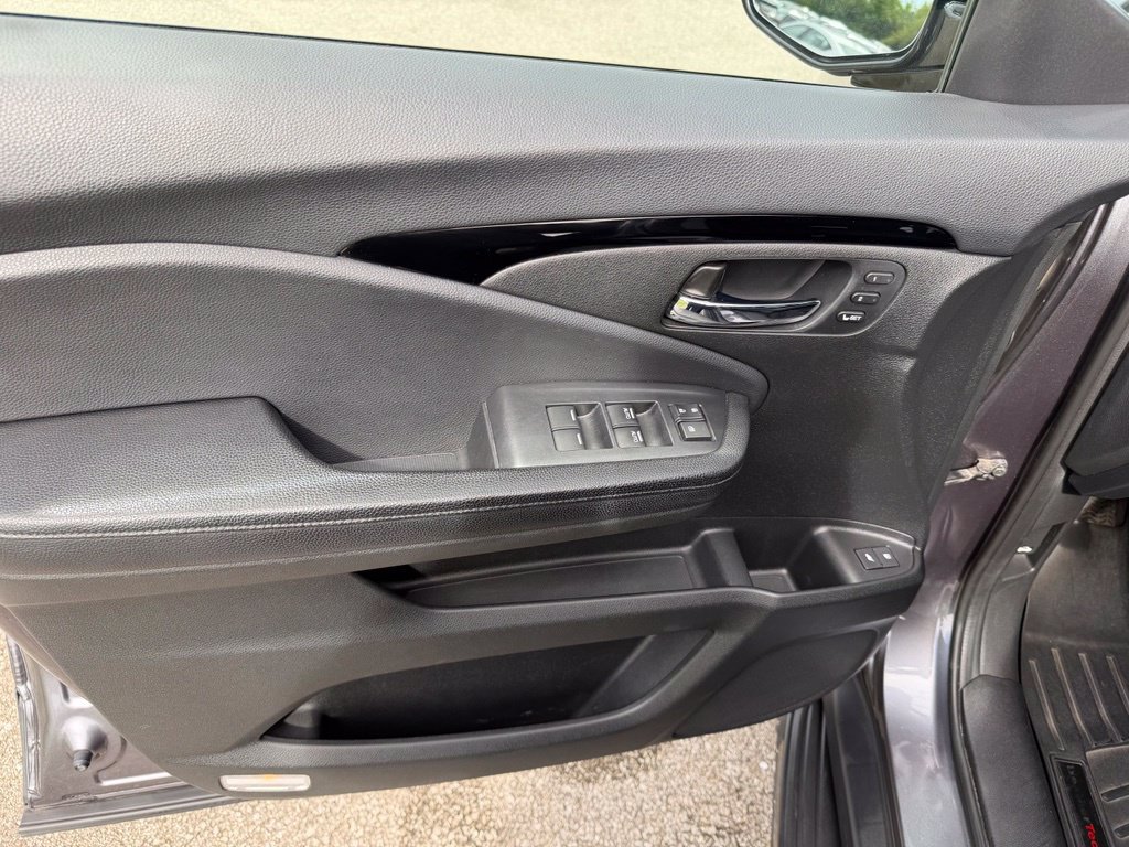 Used 2017 Honda Pilot Touring image 23