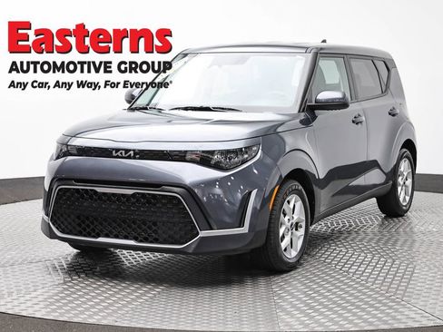 Used 2025 Kia Soul LX w/ LX Technology Package FWD image 1
