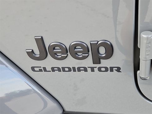 Used 2021 Jeep Gladiator Willys image 15
