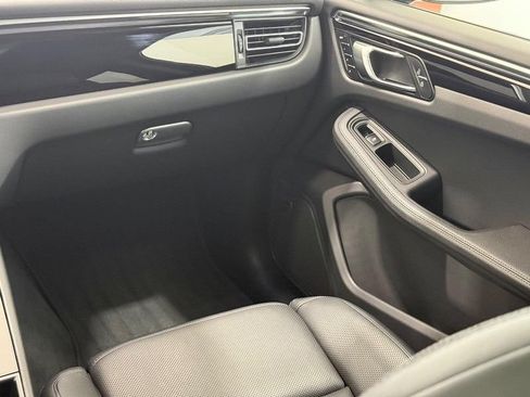 Certified 2025 Porsche Macan AWD/4WD image 18