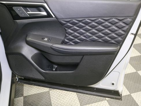 Used 2024 Mitsubishi Outlander 4WD Plug-In Hybrid image 22