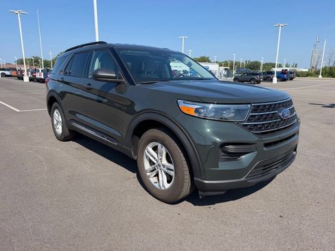 Used 2023 Ford Explorer XLT AWD/4WD image 3