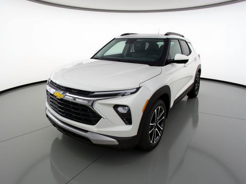 Used 2025 Chevrolet TrailBlazer LT FWD image 3