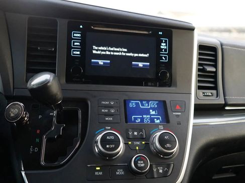 Used 2015 Toyota Sienna SE Premium image 12