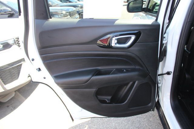 Used 2025 Jeep Compass Latitude w/ Convenience Group AWD/4WD image 21