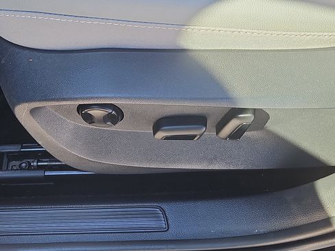 Certified 2023 Volkswagen Taos SE w/ Panoramic Sunroof Package image 13