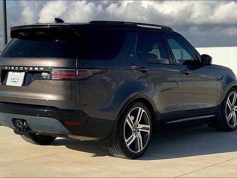 Used 2023 Land Rover Discovery Metropolitan Edition image 2