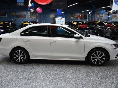 Used 2017 Volkswagen Jetta SE image 2