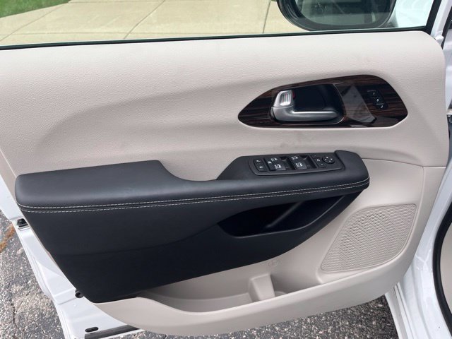 Used 2024 Chrysler Pacifica Limited AWD/4WD image 7