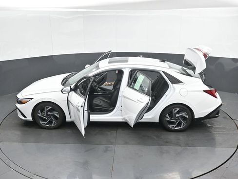 Certified 2025 Hyundai Elantra Limited FWD image 55