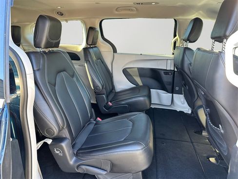 Used 2023 Chrysler Pacifica Touring-L image 13