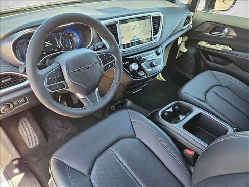 New 2026 Chrysler Pacifica Select FWD image 3