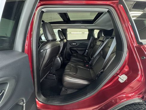 Used 2019 Jeep Cherokee Trailhawk w/ Comfort & Convenience Group AWD/4WD image 16