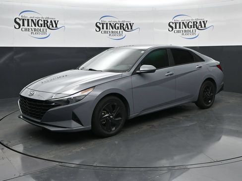 Used 2023 Hyundai Elantra SEL w/ Preferred Accessory Package FWD image 3