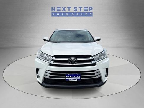 Used 2019 Toyota Highlander XLE AWD/4WD image 2