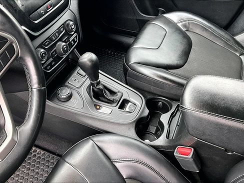 Used 2019 Jeep Cherokee Latitude Plus w/ Cold Weather Group AWD/4WD image 15