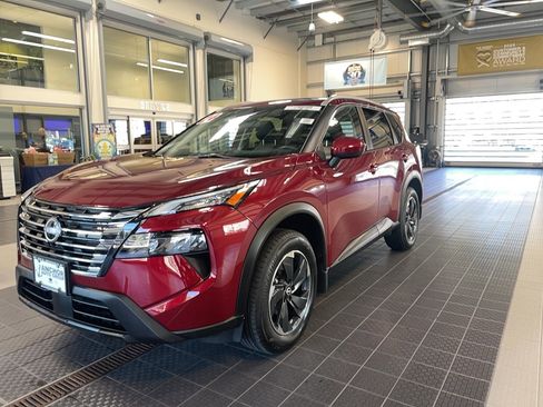 Used 2024 Nissan Rogue SV w/ SV Premium Package image 2