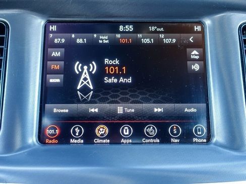 Used 2019 Dodge Charger SXT w/ Blacktop Package image 10