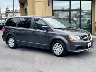 Used 2019 Dodge Grand Caravan SE w/ UConnect Hands-Free Group