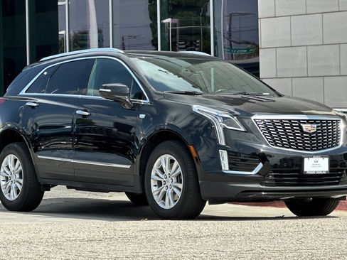 Used 2023 Cadillac XT5 Luxury FWD image 2