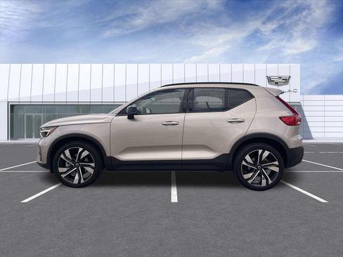 Used 2023 Volvo XC40 B5 Plus w/ Driver Assist Package AWD/4WD image 5
