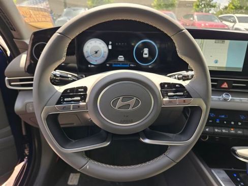 Used 2025 Hyundai Elantra SEL image 17