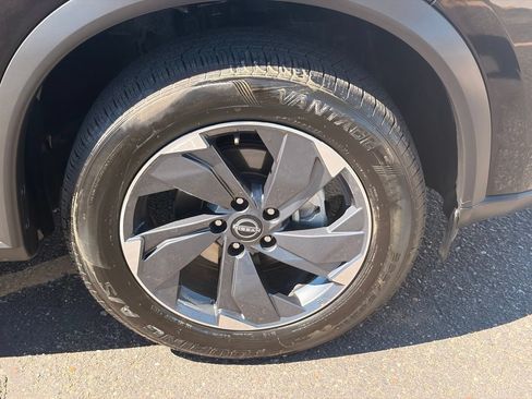Certified 2025 Nissan Rogue SV FWD image 10