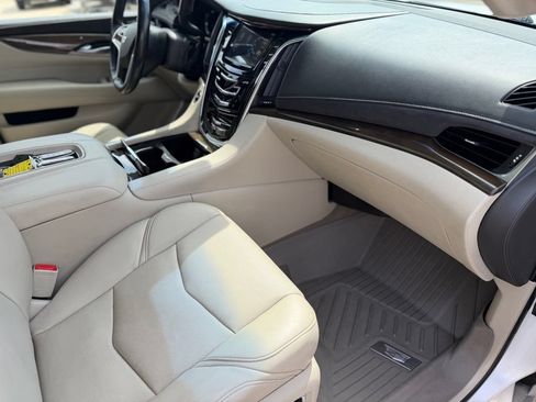 Used 2019 Cadillac Escalade Luxury AWD/4WD image 13