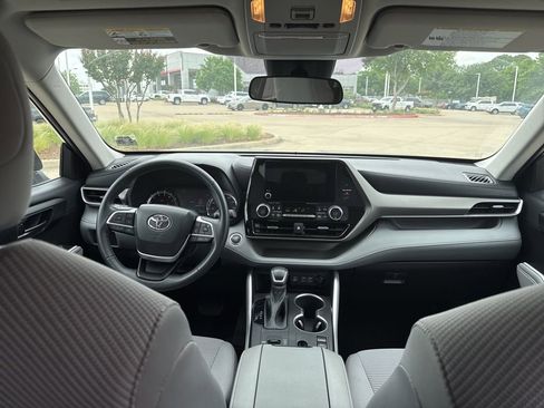 Used 2023 Toyota Highlander LE image 11