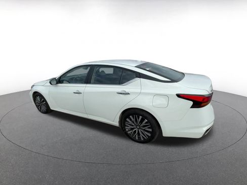 Used 2025 Nissan Altima 2.5 SV image 10