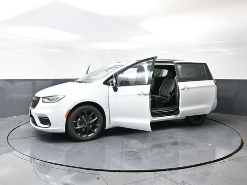New 2026 Chrysler Pacifica Limited w/ S Appearance Package image 49