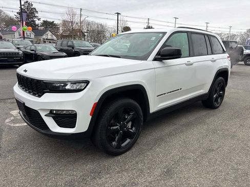 Used 2023 Jeep Grand Cherokee Limited w/ Black Appearance Package image 7
