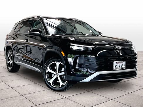 Used 2025 Volkswagen Tiguan SE w/ Panoramic Sunroof Package image 2