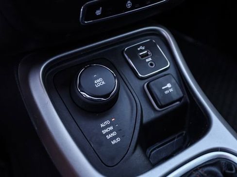 Used 2018 Jeep Compass Latitude w/ Cold Weather Group AWD/4WD image 23