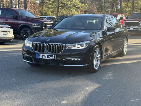 Used 2018 BMW 750i image 3