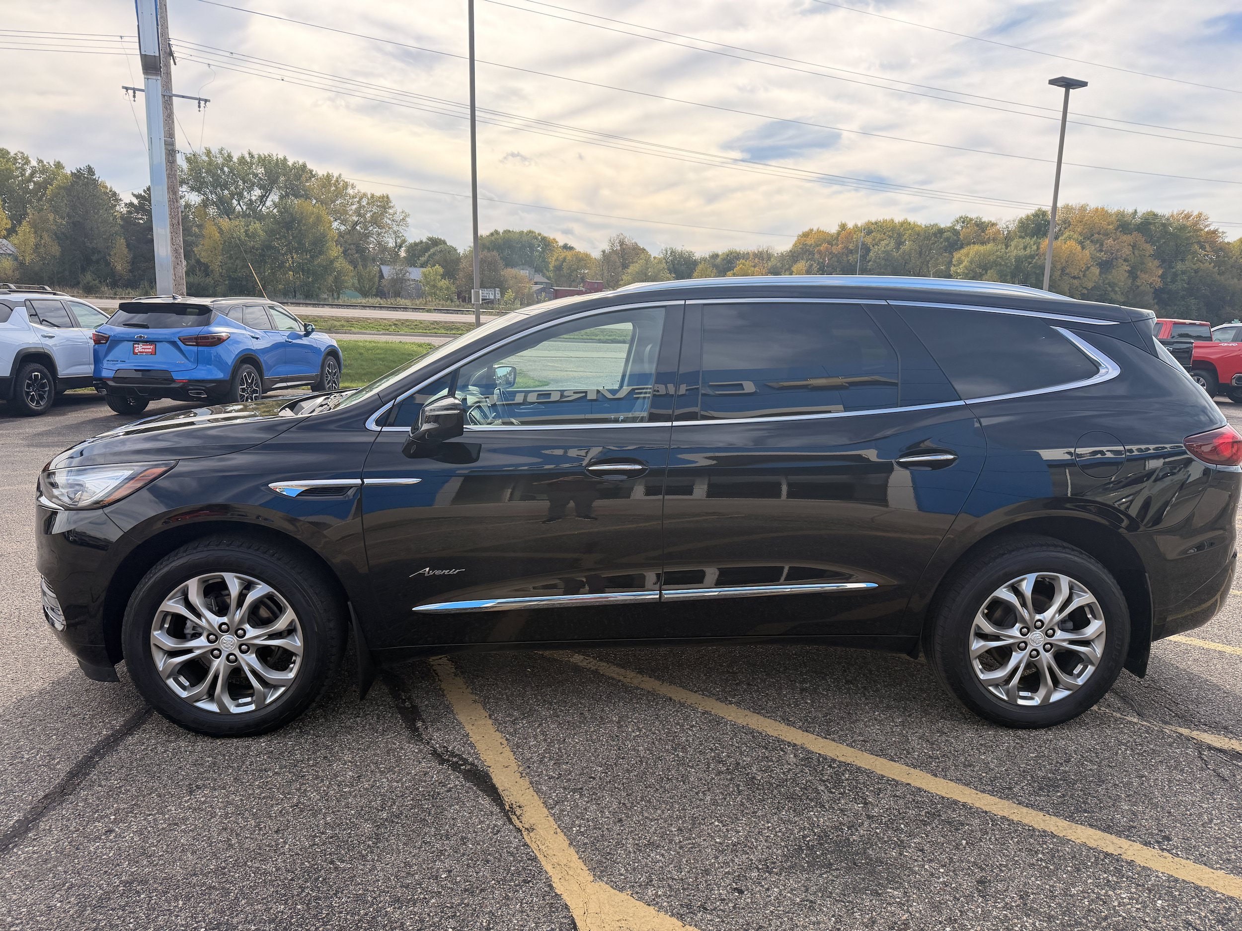 Used 2021 Buick Enclave Avenir w/ Avenir Technology Package AWD/4WD image 3