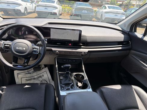 Used 2025 Kia Carnival EX FWD image 10