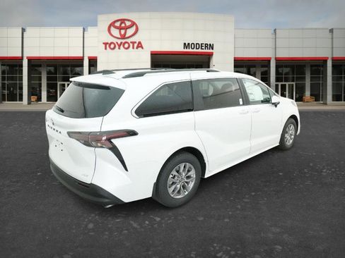 New 2026 Toyota Sienna XLE FWD image 10