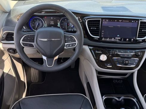 Used 2024 Chrysler Pacifica Limited image 15