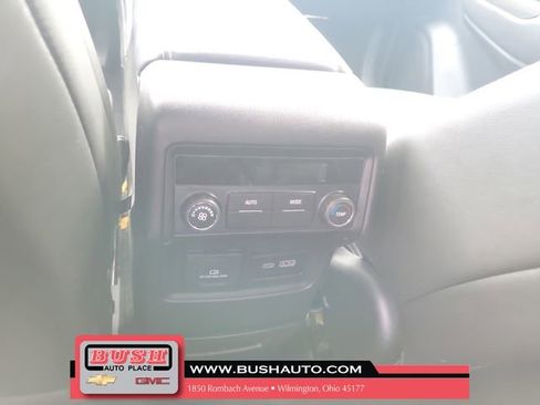 Used 2023 GMC Acadia SLT FWD image 11