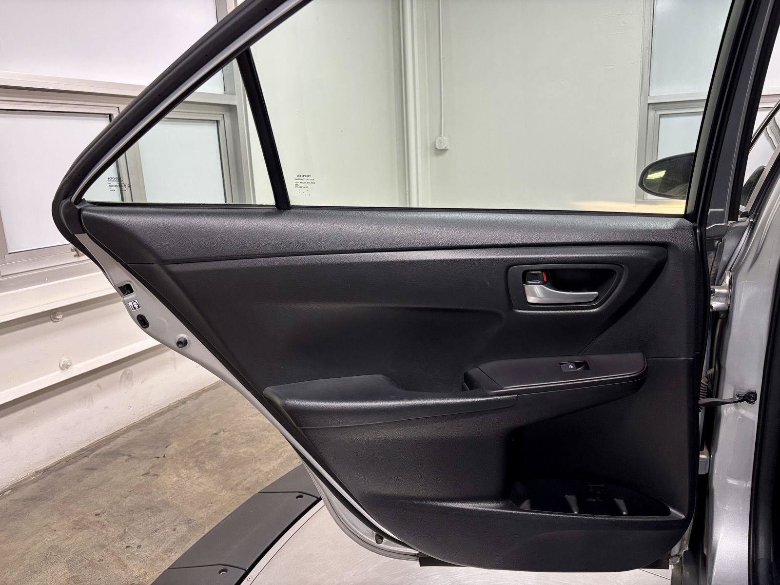 Used 2015 Toyota Camry SE FWD image 17