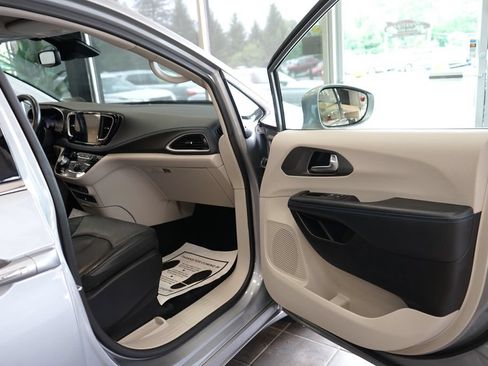 Used 2021 Chrysler Pacifica Touring-L w/ Uconnect Theater Family Group AWD/4WD image 45