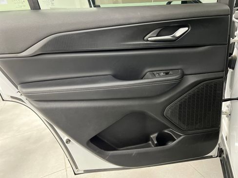 Used 2024 Jeep Grand Cherokee L Laredo image 16